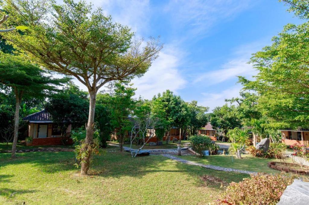 Dusit Talai Resort Mu Si Bagian luar foto